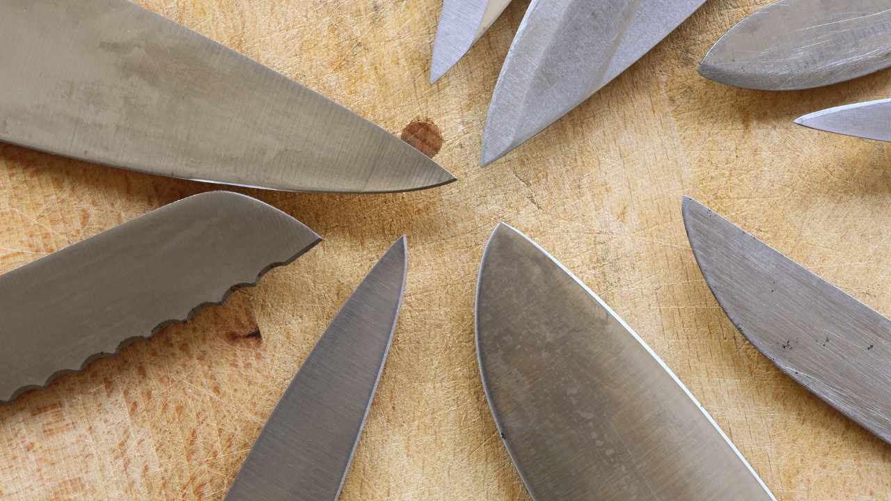I coltelli non tagliano? Lascia stare gli affilatoi, ti serve solo un oggetto che hai in casa  --- (Fonte immagine: https://www.comestarbene.com/wp-content/uploads/2023/11/Coltelli-3.jpg)
