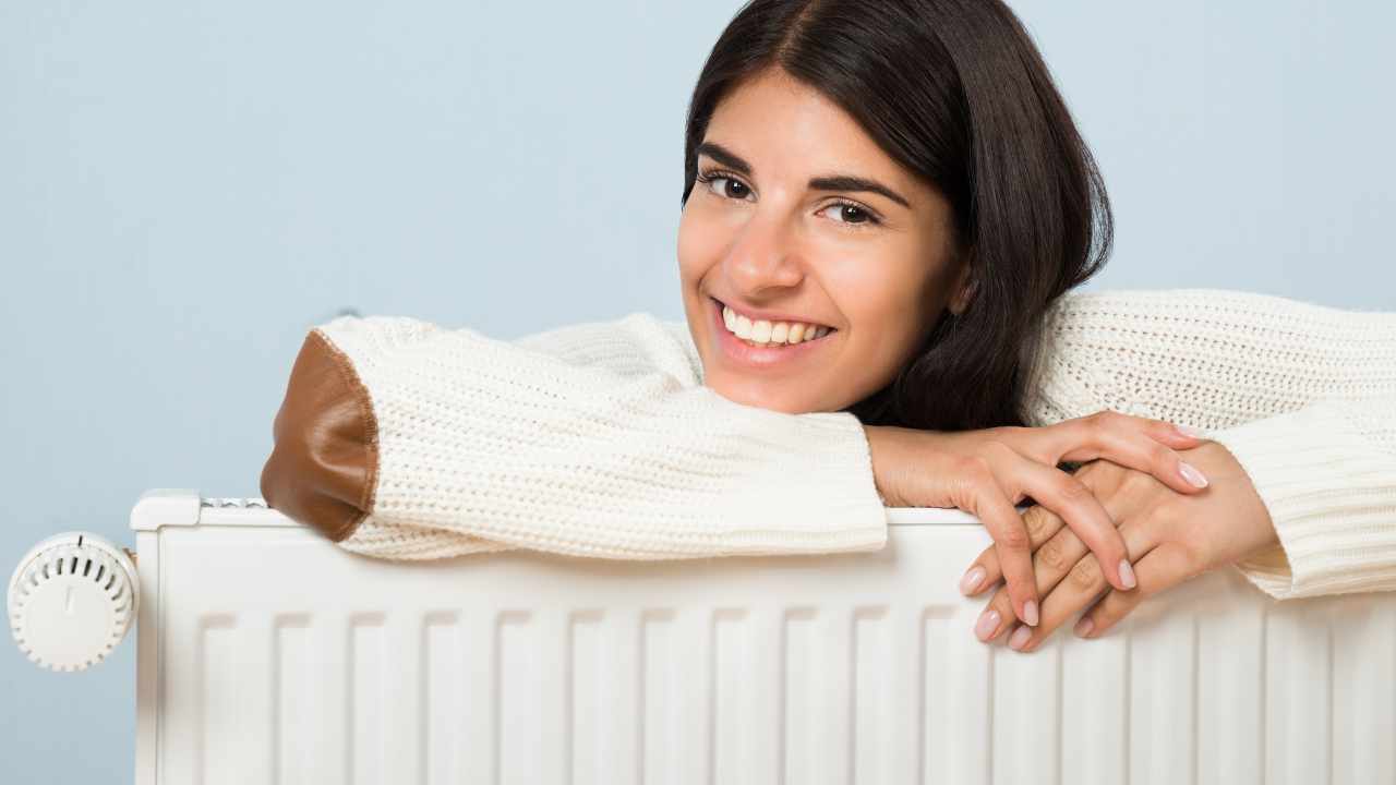 Ragazza sul termosifone