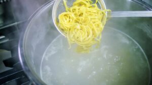 Acqua di cottura della pasta, lo sapevi che è ideale per i piedi e per le piante? Come riutilizzarla