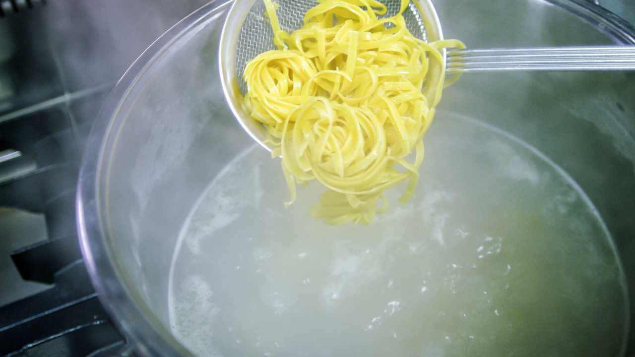 Acqua di cottura della pasta, lo sapevi che è ideale per i piedi e per le piante? Come riutilizzarla  --- (Fonte immagine: https://www.comestarbene.com/wp-content/uploads/2023/11/acqua-di-cottura-della-pasta.jpg)