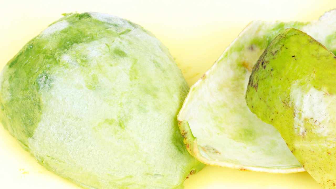 Bucce di avocado: 3 buoni motivi per non buttarle MAI  --- (Fonte immagine: https://www.comestarbene.com/wp-content/uploads/2023/11/buccia-di-avocado.jpg)