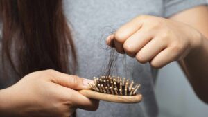 Perdita di capelli in autunno? Prova con questi tre ingredienti, li trovi già nella tua cucina