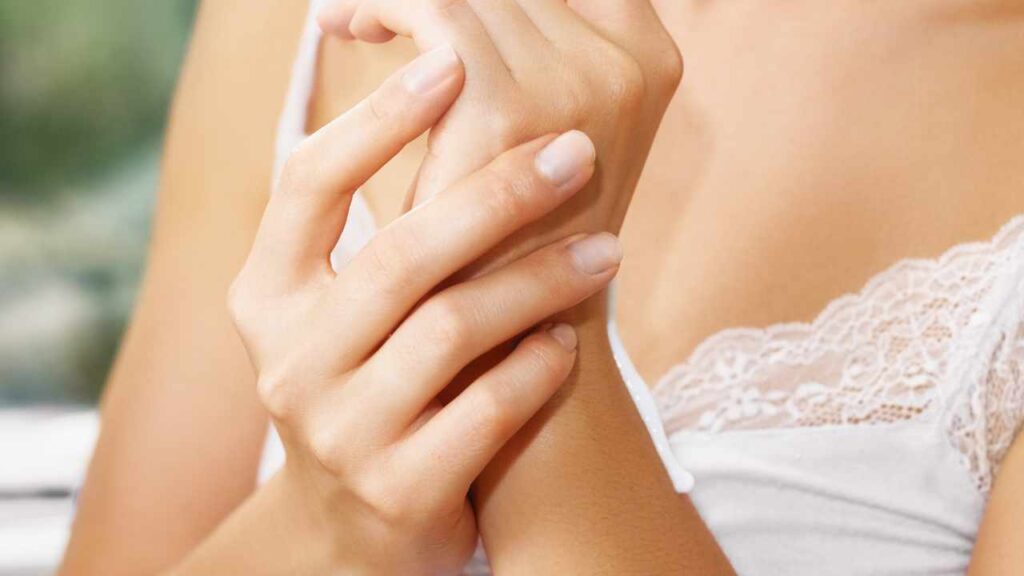 Rimedi efficaci per prevenire l’invecchiamento delle mani e mantenere la pelle giovane e sana: la crema non basta!