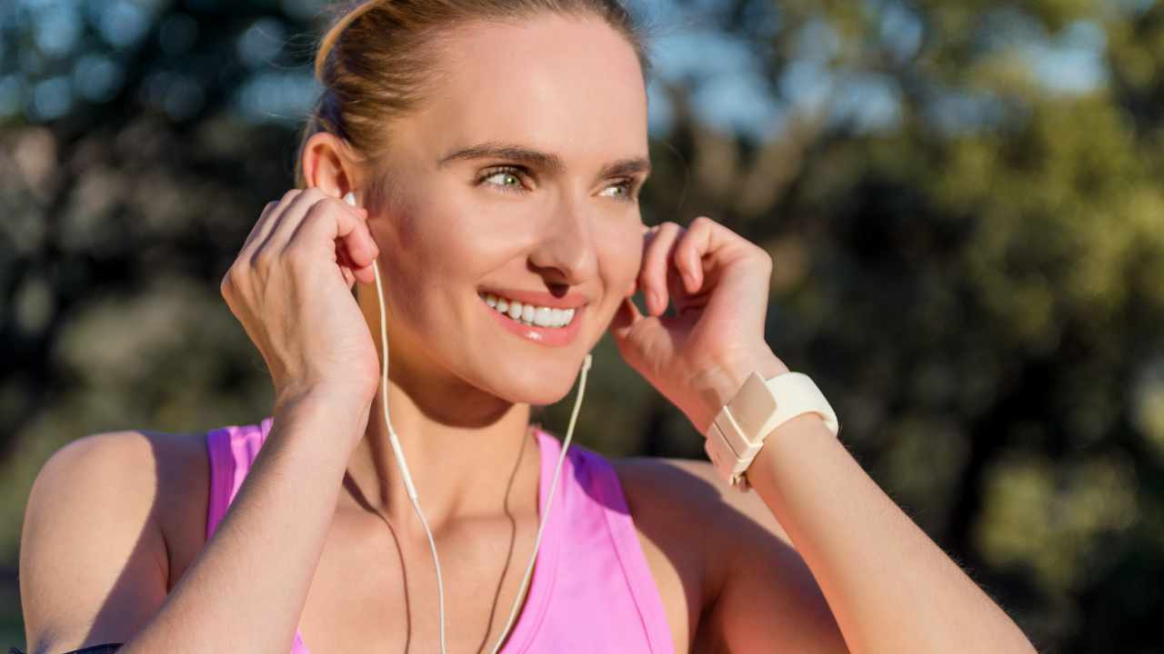 Perché se cammini 45 minuti con la musica bruci più calorie?  --- (Fonte immagine: https://www.comestarbene.com/wp-content/uploads/2023/11/musica.jpg)