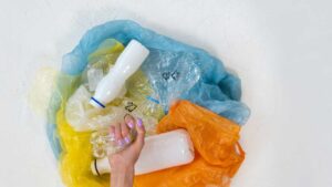 Bisogna lavare la plastica prima di gettarla via?