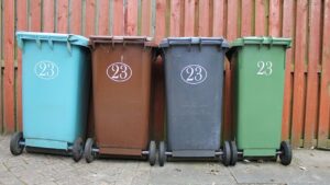 5 errori comuni che probabilmente commetti anche tu quando getti queste cose nel cestino dei rifiuti