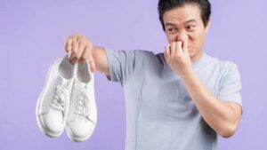 I trucchetti più efficaci per eliminare i cattivi odori dalle scarpe