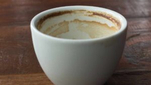 Tazze macchiate di tè e caffè, così torneranno pulitissime