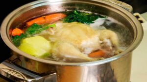pentola con brodo