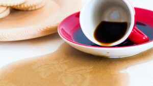 Tovaglia macchiata di caffè dopo il pranzo e la cena di Natale? Così tornerà pulita
