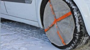 Dal 2024 potranno sostituire le catene: cosa sono e come funzionano le calze da neve