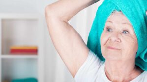 Per quanto tempo tenere l’asciugamano in testa e come evitare di rovinare i capelli
