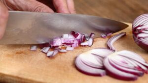 Tagliare la cipolla senza piangere: grazie a questi trucchetti è possibile