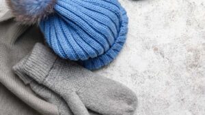 Pelucchi sui cappelli e sulle sciarpe? Non gettarli via, ti dico come risolvere il problema