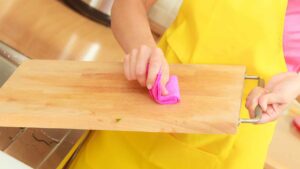 Taglieri: come pulirli nel modo corretto a seconda del materiale