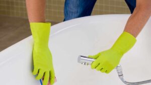 Come pulire la vasca da bagno con un ingrediente super efficace che hai già in casa