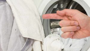 Risolvi questi 4 problemi in lavatrice: ti serve solo un asciugamano