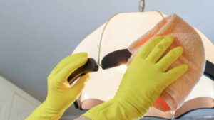 Come eliminare tutta la polvere dai lampadari e mantenerli puliti