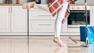 Pavimenti della cucina sempre sporchi? Nessun problema, così torneranno subito lucidissimi