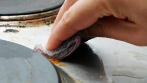 Piano cottura incrostato dopo la frittura: quello che ti serve lo trovi già in dispensa