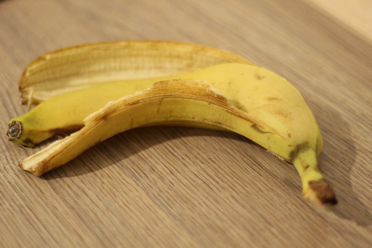 Buccia di banana sul tavolo