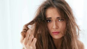 Come nutrire ed idratare i capelli secchi e spenti