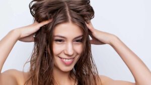 Conosci l’hair oiling, il trend che ha spopolato sul web? Ma fa davvero bene? Tutto quello che dovresti sapere