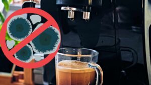 È proprio qui che si nasconde la muffa nella tua macchina del caffè (controlla subito)