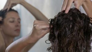 Come si fa l’esfoliazione dei capelli? Scopri anche queste fantastiche maschere da fare a casa
