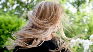 Mai sentito parlare del risciacquo acido per capelli? Ecco di cosa si tratta