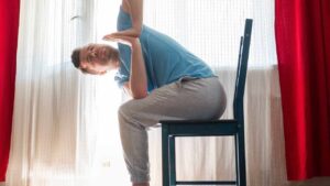 Come si fa lo yoga sulla sedia e quali sono i benefici