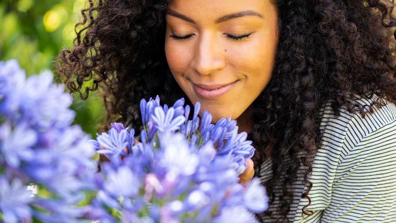 Ragazza annusa fiori