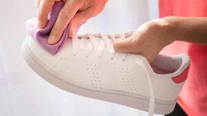 Il trucchetto geniale per pulire la gomma bianca delle scarpe