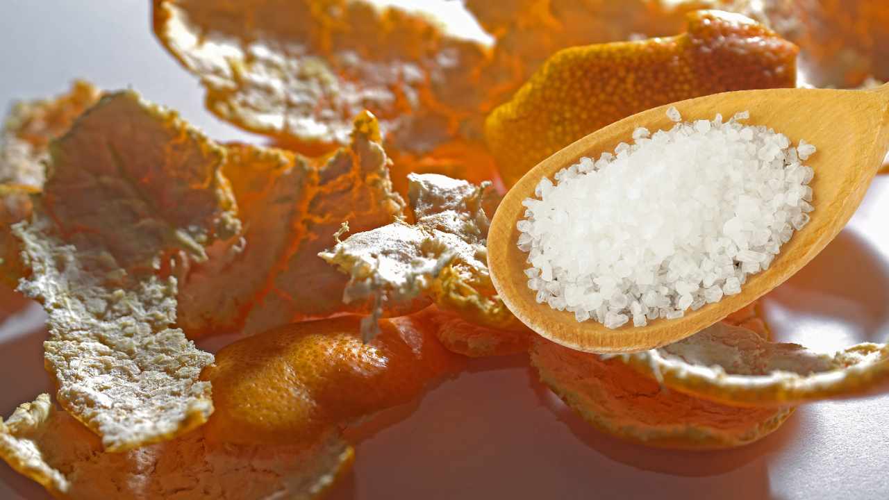 Bucce d'arancia e sale