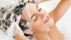 Quanto shampoo dovresti usare per non danneggiare i tuoi capelli
