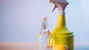 Ti servono solo due ingredienti per realizzare un detersivo per pulire e profumare tutta la cucina