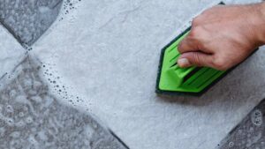 Elimina così il nero sulle fughe del tuo pavimento
