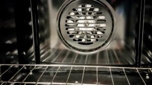 Solo un sacchetto di plastica per pulire la griglia del forno: tornerà pulitissima