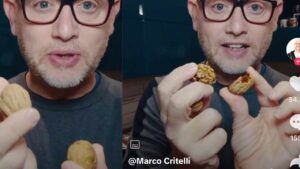 Tu sapevi che se non hai lo schiaccianoci puoi aprire le noci con un trucchetto formidabile? Lo ha svelato lui con questo video