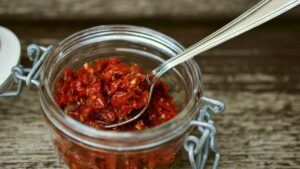 Il metodo per mettere i pomodori secchi sott’olio