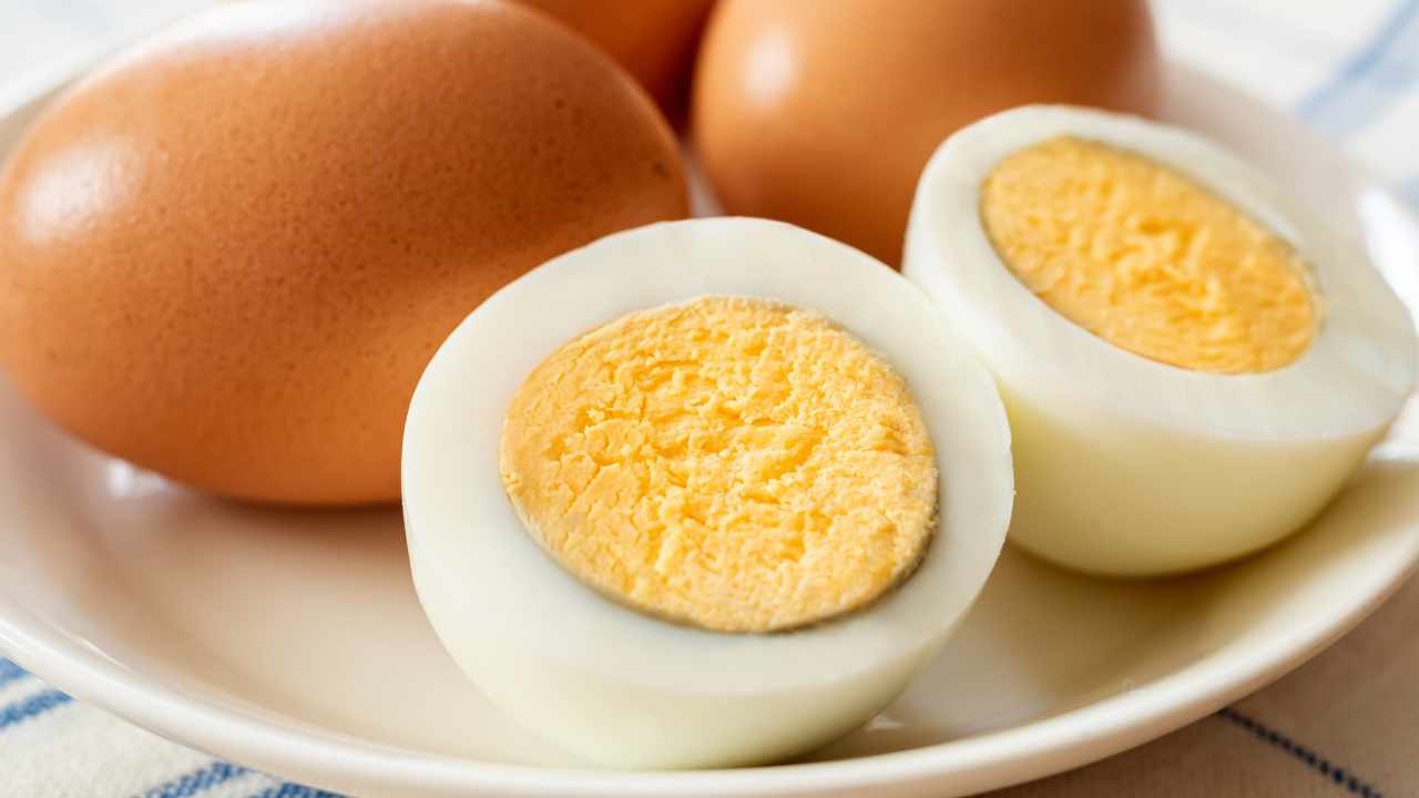 sgusciare uova