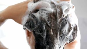 Aggiungi questo ingrediente allo shampoo per capelli sani e forti