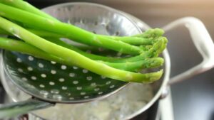 Davvero la getti via dopo aver cucinato gli asparagi? Dopo aver letto questo non lo farai più