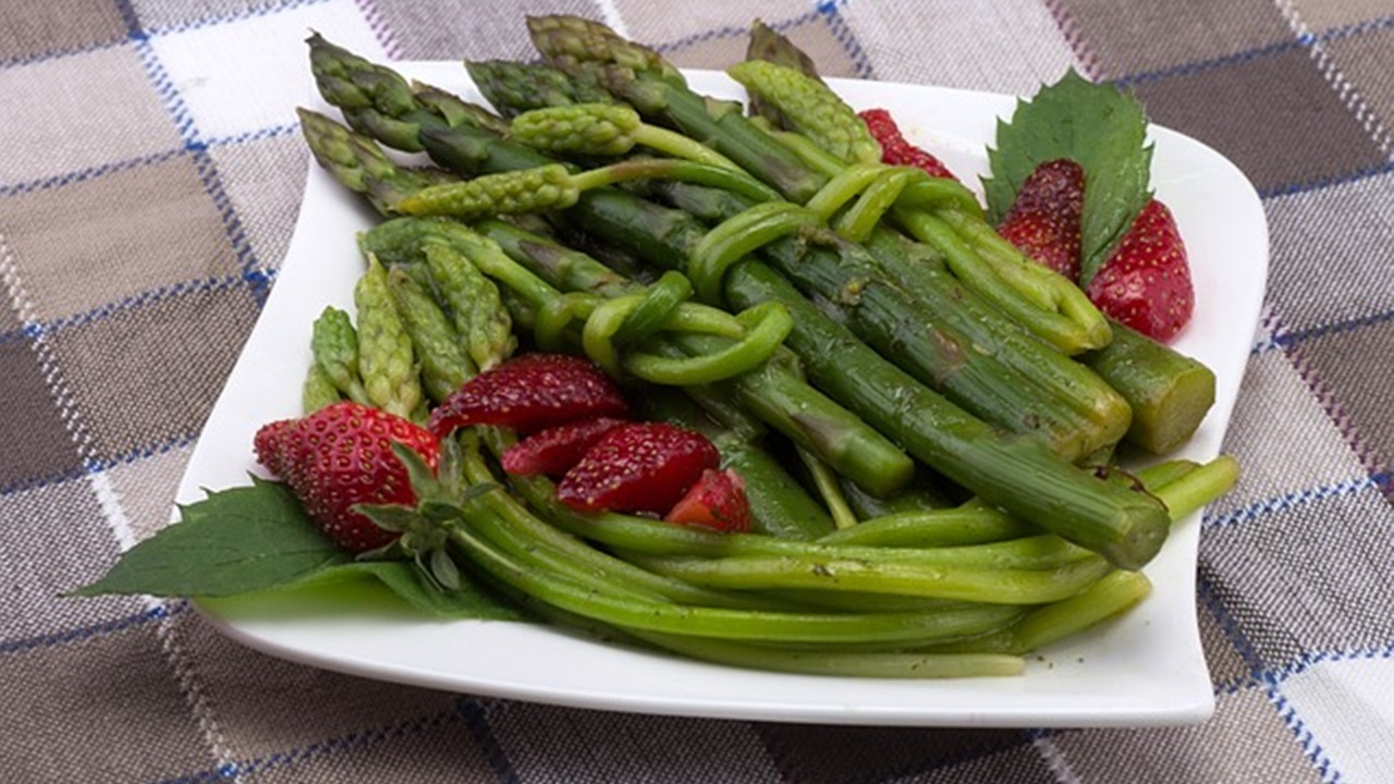 piatto di asparagi