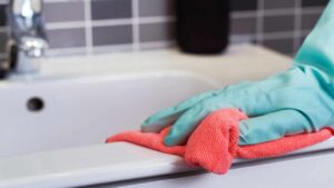 5 soluzioni ecologiche per pulire il bagno in modo naturale