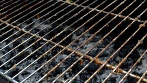 Barbecue sporco di grasso? Scopri come pulirlo velocemente