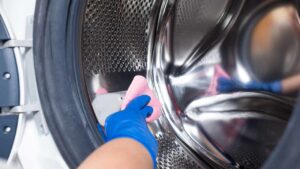 Come eliminare i fastidiosi aloni nel cestello della lavatrice