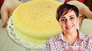 È una torta molto soffice e deliziosa con una particolare cottura in forno: la ricetta di Benedetta Rossi spopola sui social