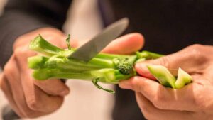 Come usare i gambi dei broccoli in cucina: sono ricchi di benefici