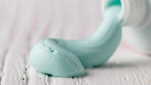 Dentifricio congelato, il trucco che rivoluziona il modo di pulire: a cosa serve